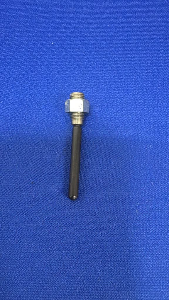 Vista detallada del tornillo ajustador vertical Brother XC3941021, repuesto compatible con diversos modelos de máquinas de coser Brother y Baby Lock. Ideal para mantenimiento, reparación y reemplazo de la pieza original.